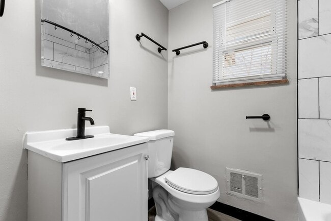 Building Photo - 384-386-386 S Napoleon Ave