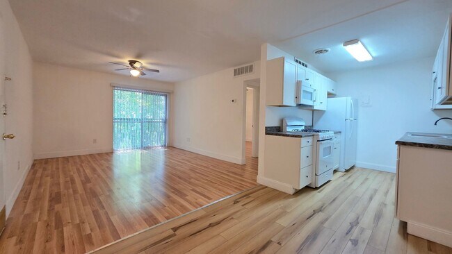 Building Photo - 1 bed, 1 bath, 2nd floor, condominium