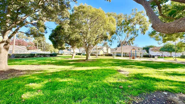 Building Photo - Beautifully Updated & Remodeled Upstairs C...