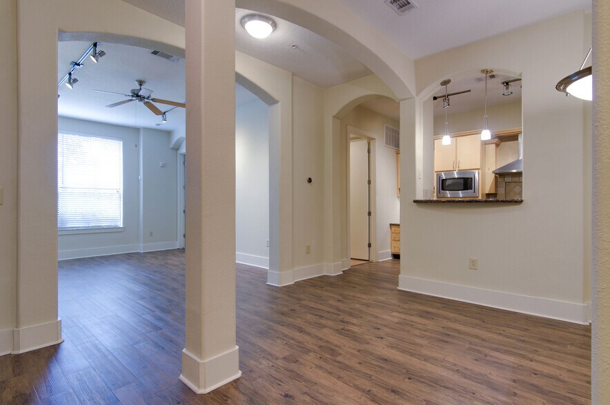 Building Photo - 2600 Hillsboro Pike