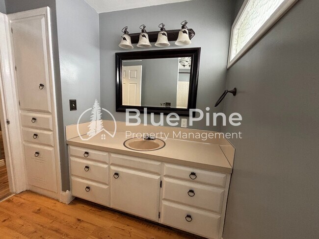 Building Photo - 320 W 1st S