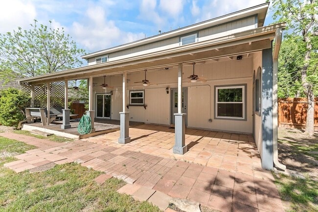 Building Photo - 1807 Iris Ln