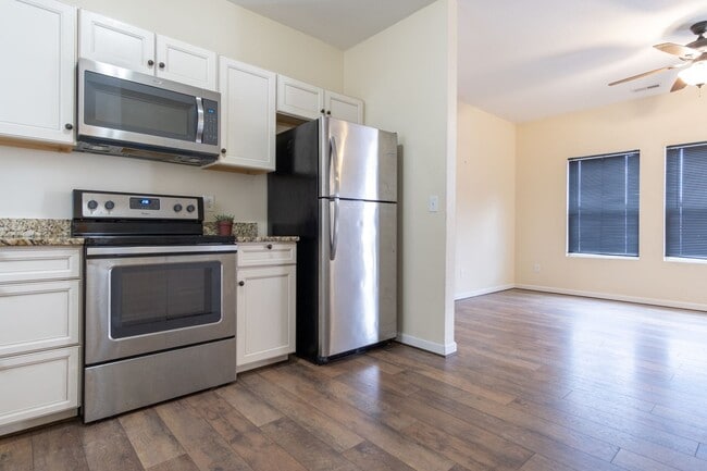 Building Photo - MOVE IN READY 3 Bedroom!