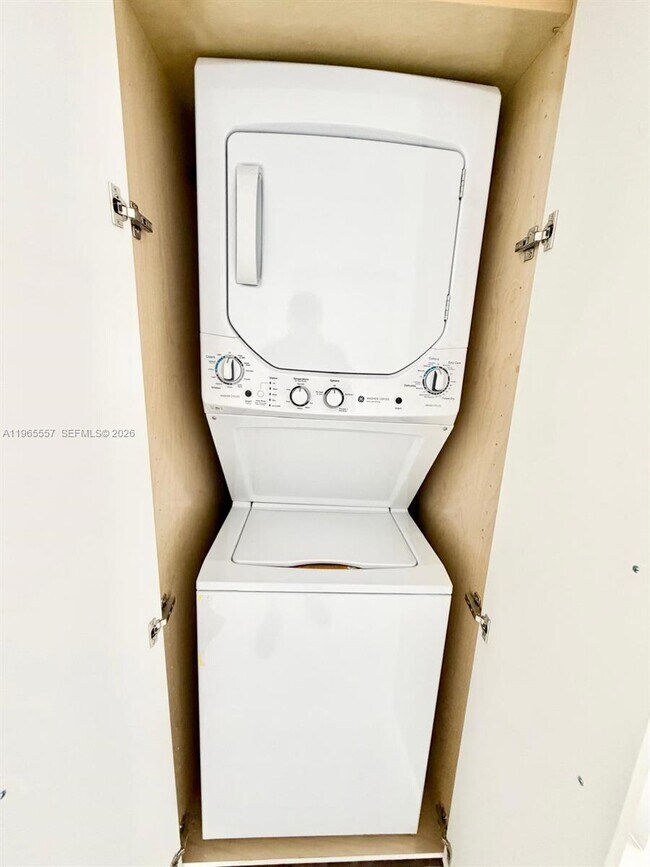 Building Photo - 524 NE 65th St