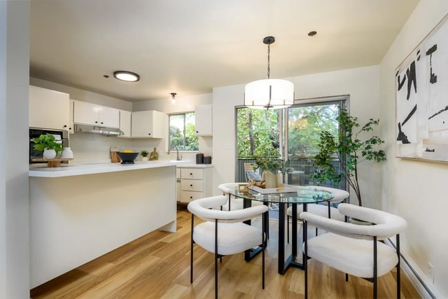 Building Photo - Enjoy this homes convenient location to al...