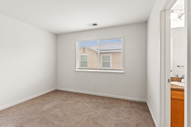 Building Photo - Spacious 2 Bed, 2.5 Bath Townhouse in Gate...