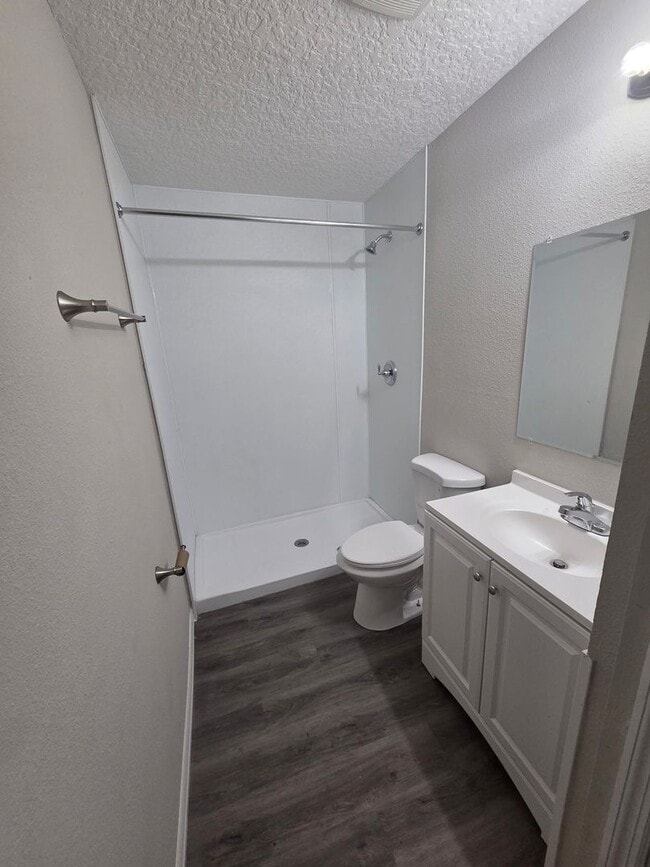 Building Photo - 3 bed 2 bath