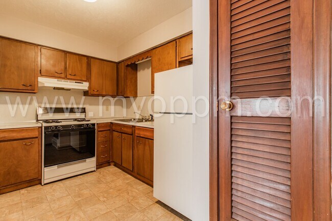 Interior Photo - ALANSCO 1016 N 47 Ave