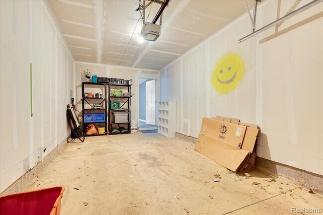 Building Photo - 1048 Lakepointe St