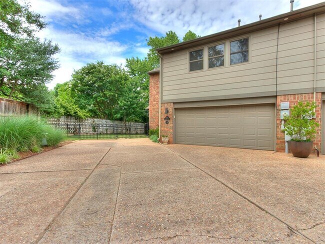 Building Photo - 1201 Glenbrook Dr
