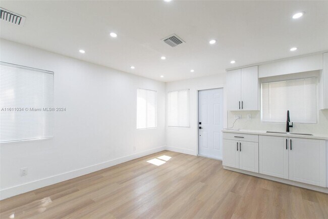 Building Photo - 2888 SW 17th St