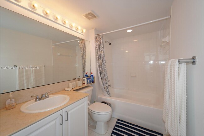 Building Photo - 1155 Brickell Bay Dr