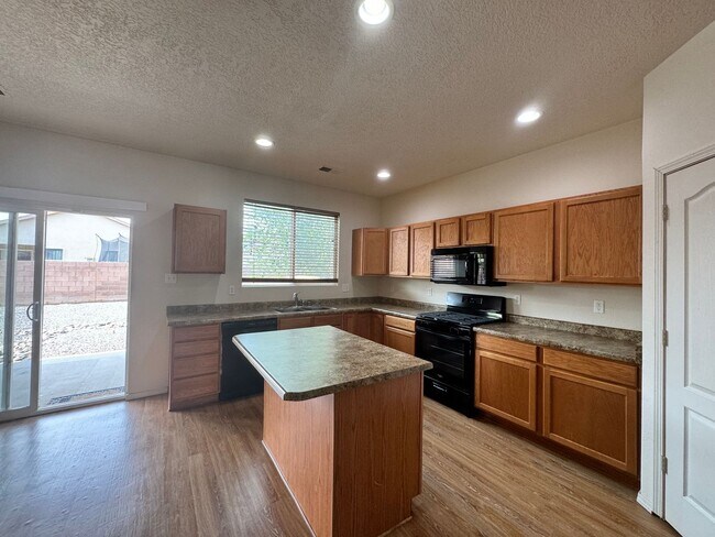 Building Photo - 4 bed 2.5 bath home in Huning Ranch