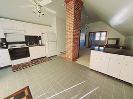 Building Photo - 94 Colonial Rd