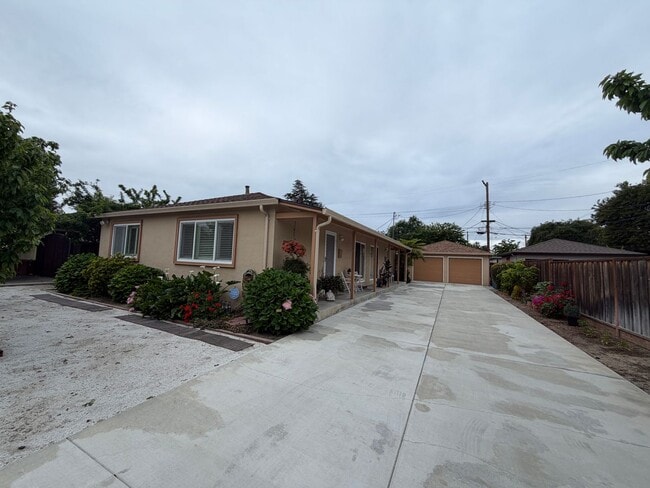 Building Photo - Campbell Charmer- 2 Bedroom 1 Bath Duplex with Garage