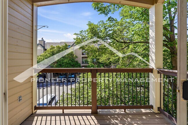 Building Photo - Spacious Condo with Central AC and Washer/Dryer