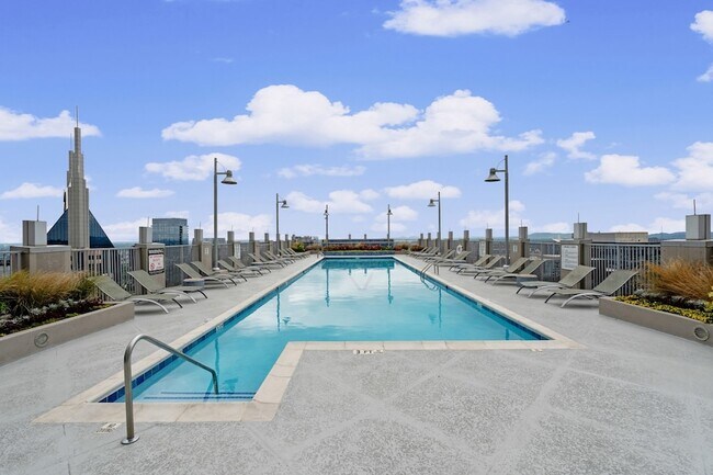 Building Photo - 415 Church St