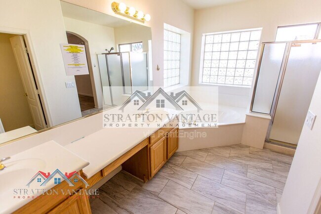 Building Photo - 960 E Constitution Dr