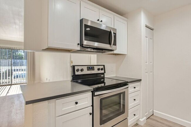 Building Photo - Updated 1BR in Prime DTC Location