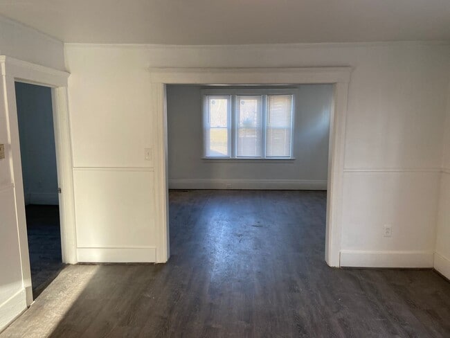 Building Photo - $1,300 - Newly 3 Bedroom 2 Bath