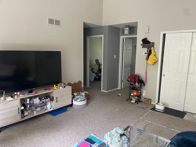 Building Photo - 2 bedroom 1 bath close to 94