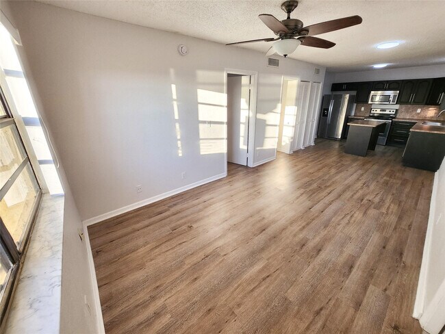 Building Photo - 513 S Ocean Dr