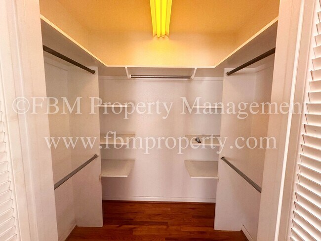 Building Photo - 603 E Lampasas St