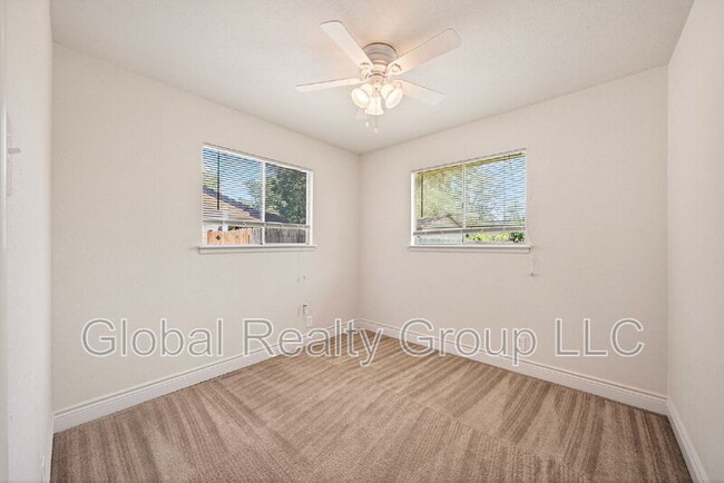 Building Photo - 517 Oak Dr