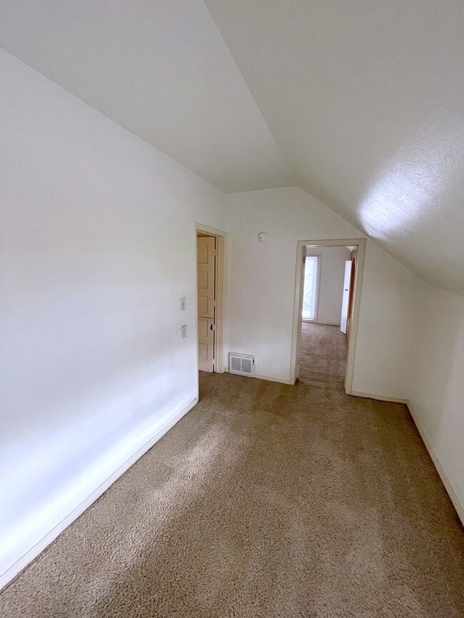 Building Photo - Nice 2-Bedroom Home In a Nice Quiet Neighborhood Near Elkhart General Hospital