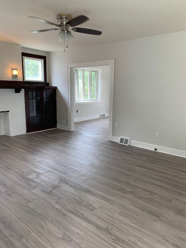 Building Photo - 3 bedroom 1 bath deck and yard