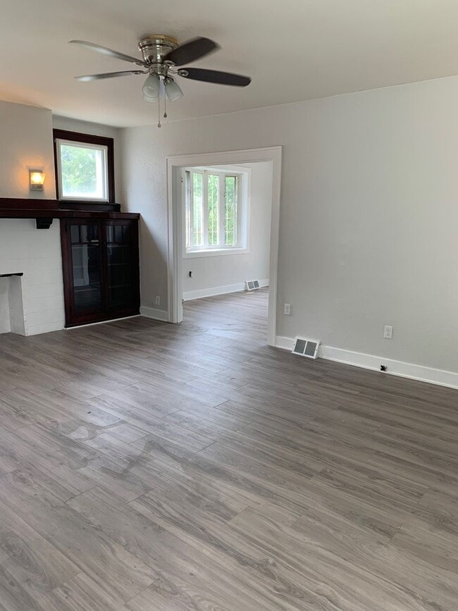 Building Photo - Secret room with 3 bedroom 1 bath deck and...