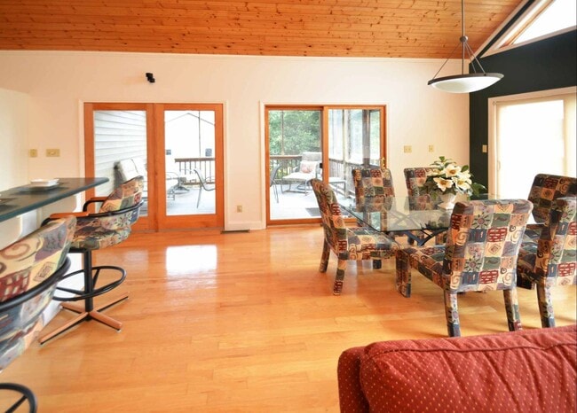 Building Photo - 4 Bedroom || 3 Bathroom home on Leesville Lake