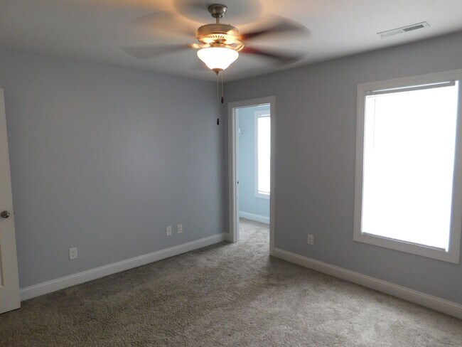 Building Photo - Like New Townhome!