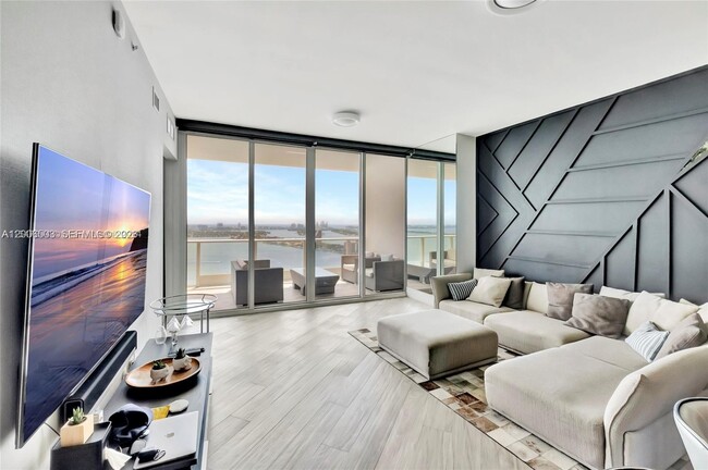 Building Photo - 2020 N Bayshore Dr