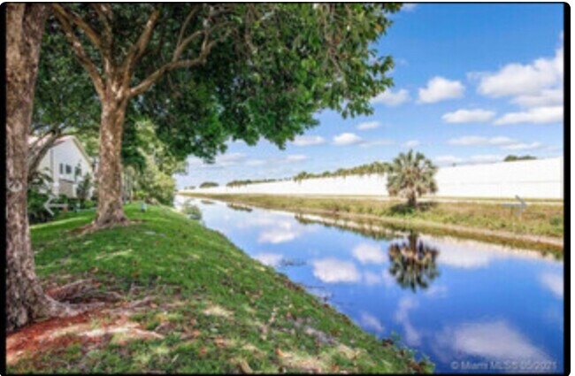 Building Photo - 612 Gardens Dr