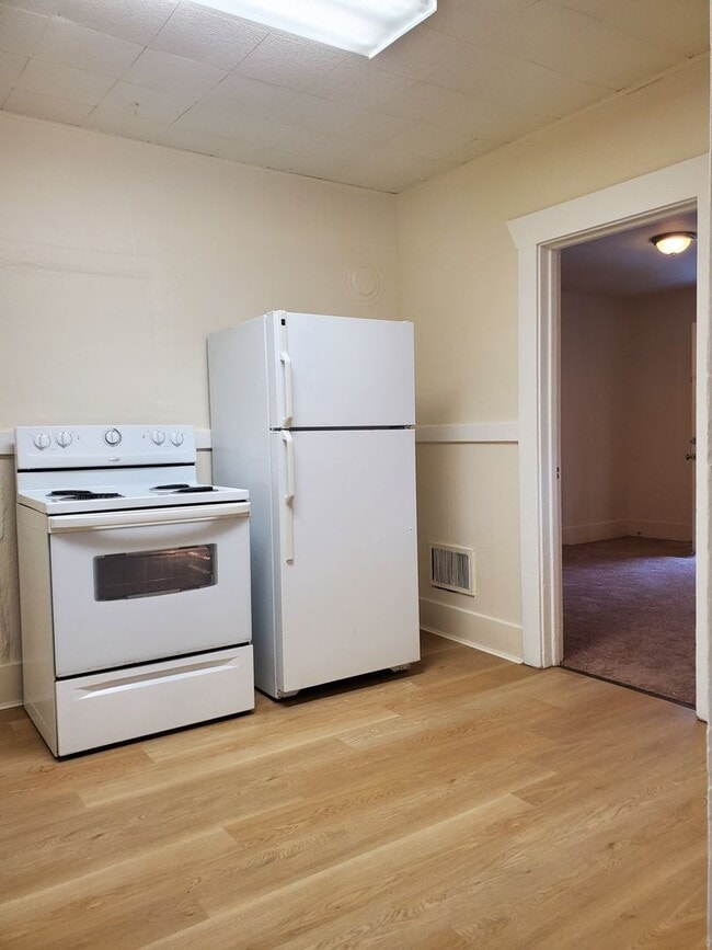 Building Photo - 3 bdrm, 1 bath home for $1995 Rent