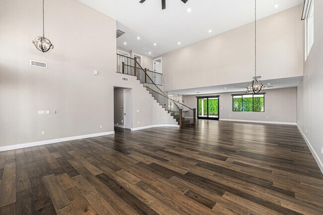 Building Photo - 3821 E Devonshire Ave