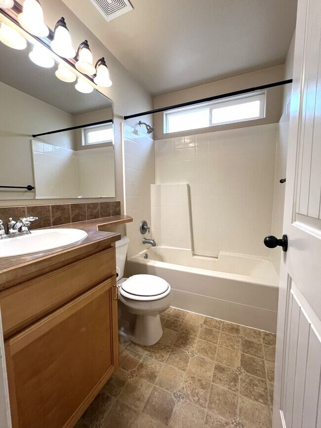 Building Photo - Beautiful 3 bed 2 bath home in the Woodsid...