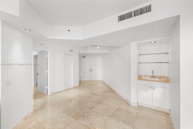 Building Photo - 4775 Collins Ave