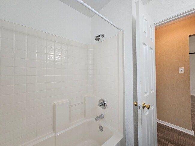 Building Photo - REDUCED RENT - AMAZING RENT SPECIAL & MOVE IN READY!