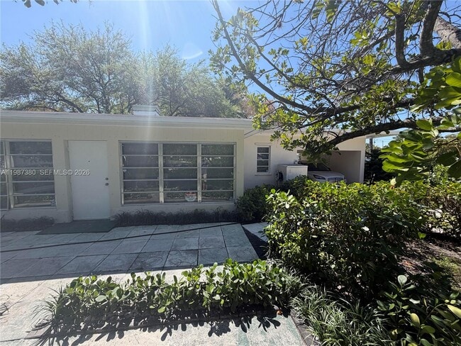 Building Photo - 311 SW 11th Ct