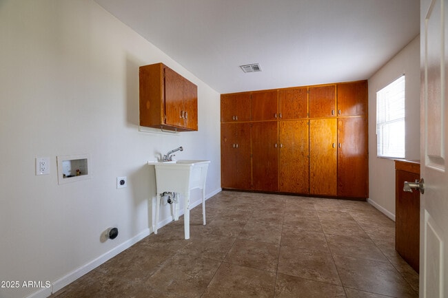 Building Photo - 10816 N 109th Ave