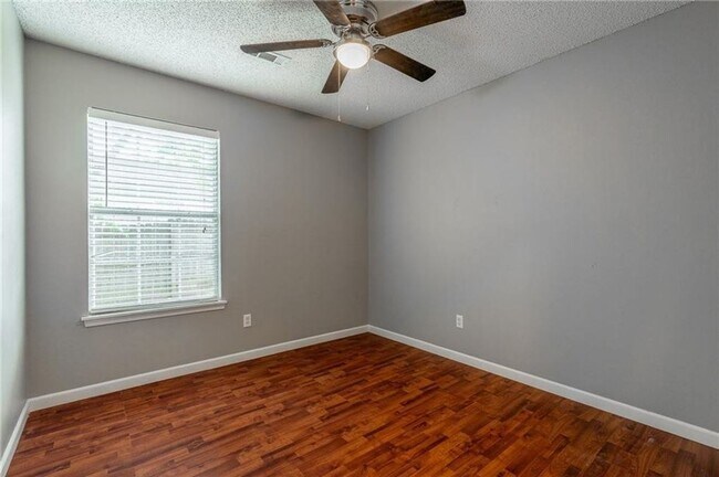 Building Photo - Three Bedroom One Bathroom For Rent