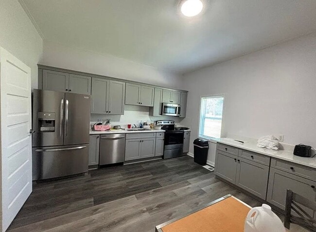 Building Photo - Large 4 Bedroom 4 bath house