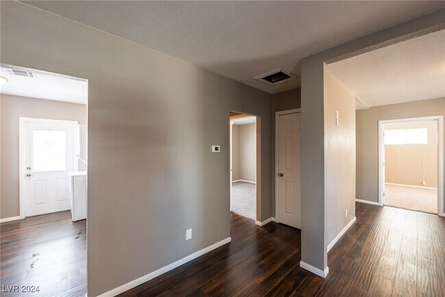 Building Photo - 227 S Texas Ave