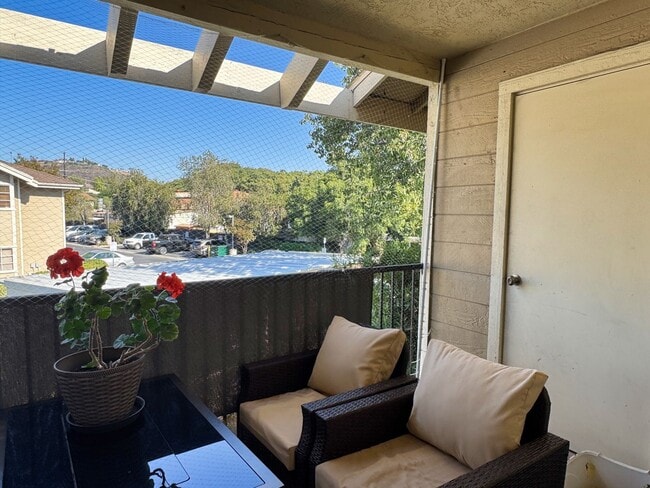 Building Photo - Beautiful and Bright 2-Bedroom Condo