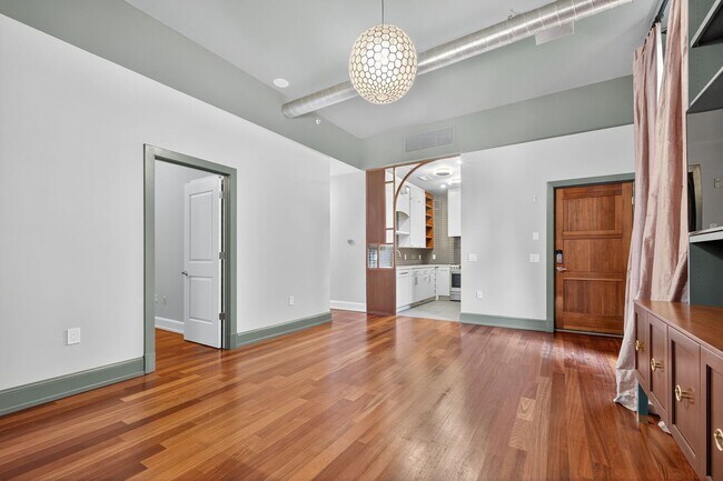Building Photo - Available Now! High End 2 Bed 2 Bath in Lu...
