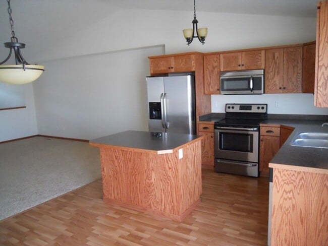 Building Photo - Westport Beach 3 Bedroom Bi-Level Twin Home