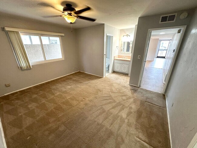 Building Photo - Beautiful 3 bed/2 bath unit in Huntington Beach
