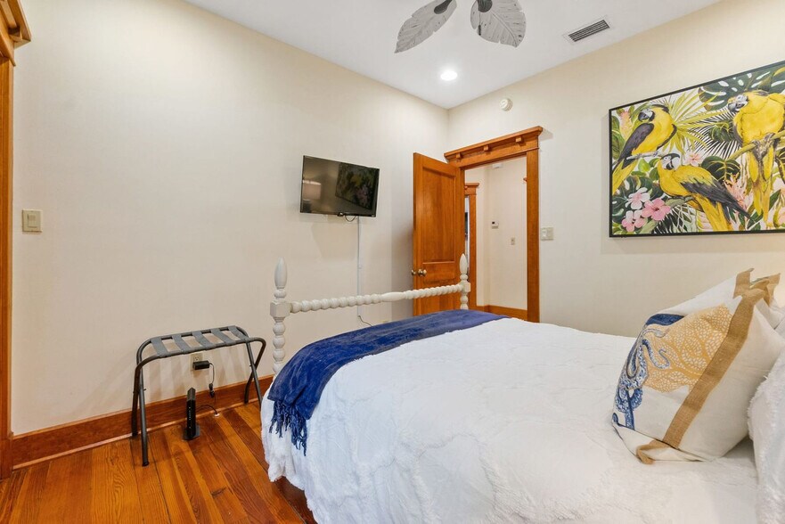 Building Photo - 16 1/2 Carrera St